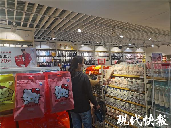 百货超市门牌图片，设计、功能与文化表达